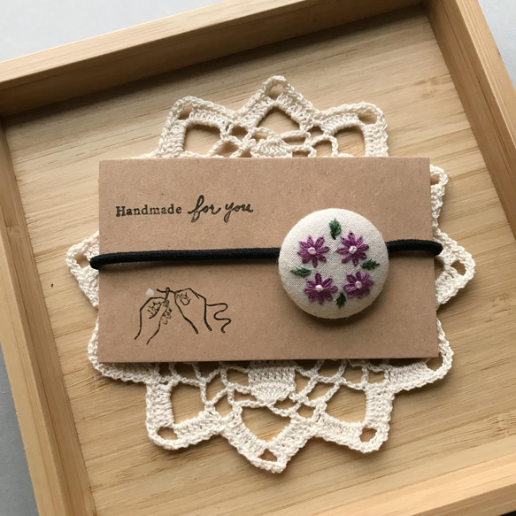 紫のお花刺繍のくるみボタンヘアアクセサリー 1枚目の画像