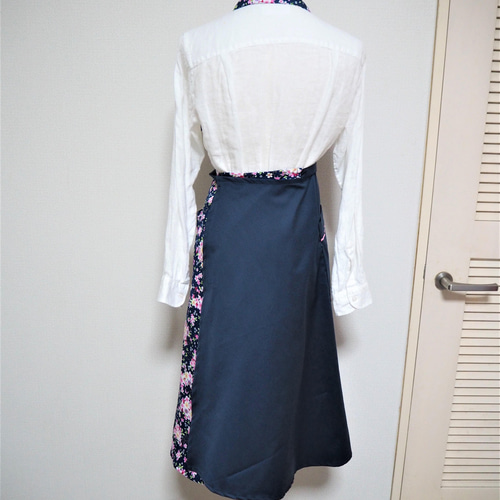 ☆和柄 Aラインエプロン☆ 綺麗な桜とネイビー無地の切り替え・肩紐の