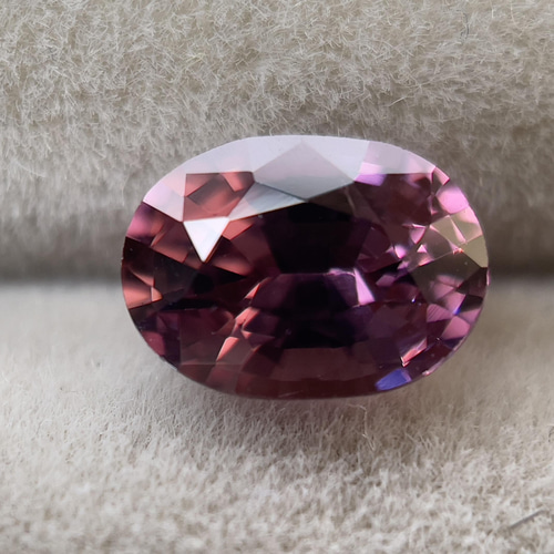 スピネルルース ピンクがかった紫のスピネル 0.81カラット オーバル