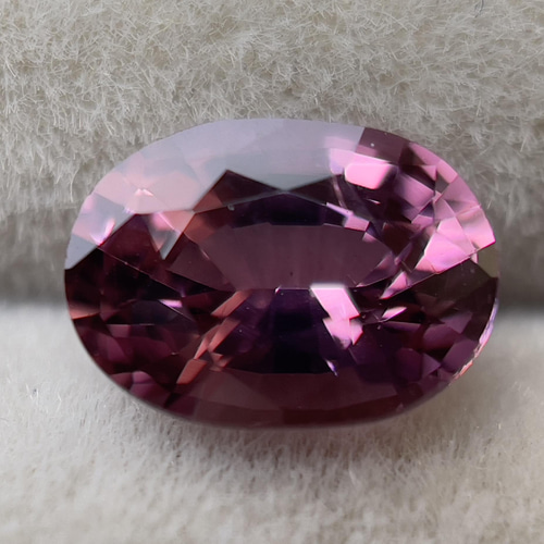 スピネルルース ピンクがかった紫のスピネル 0.81カラット オーバル