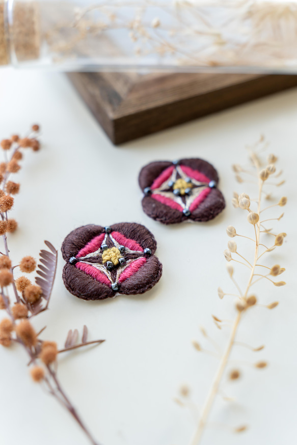 模様刺繍耳飾り“ANTIQUE”チョコレート【ピアスイヤリング　選択】 1枚目の画像