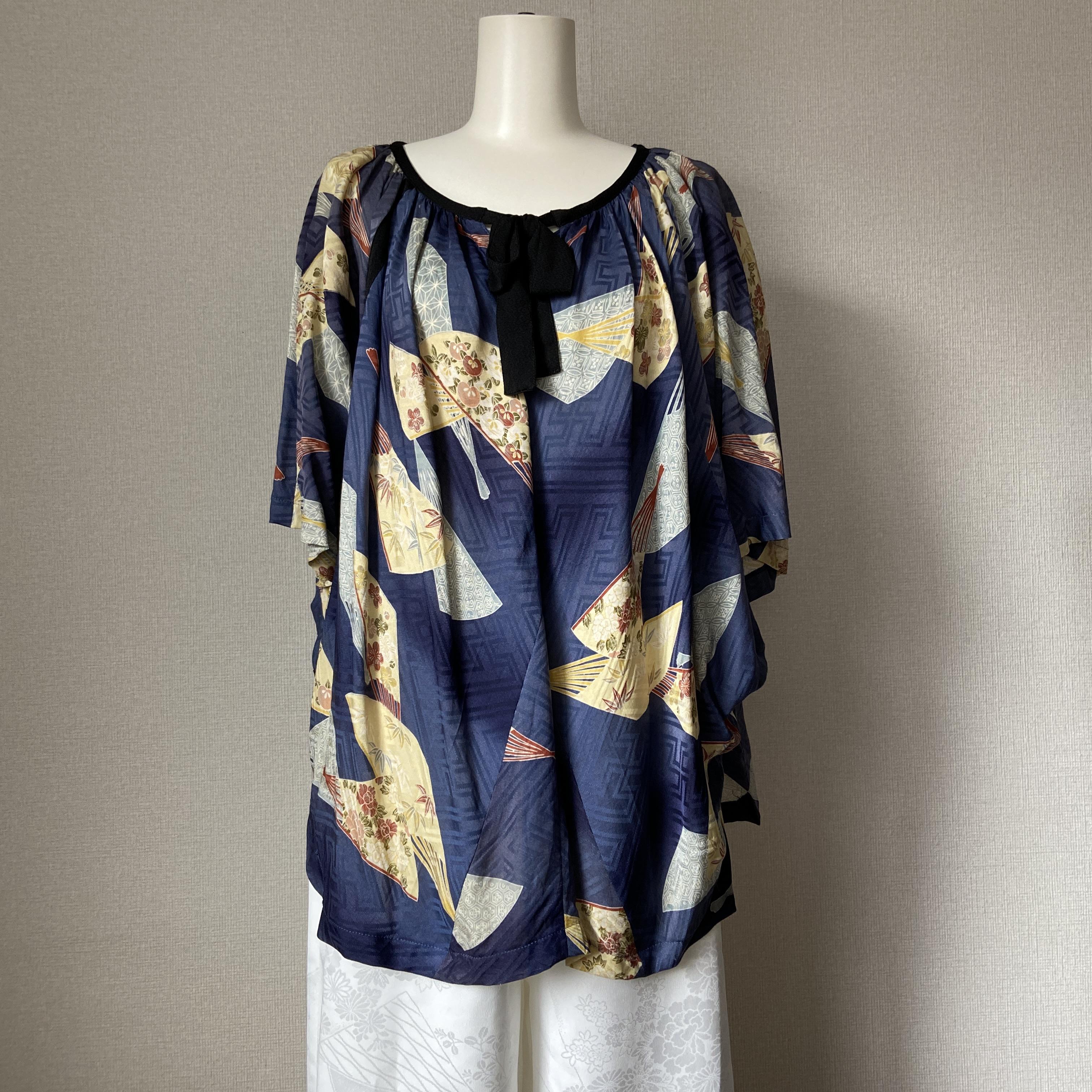 着物リメイク　絹　深めの紺　ゆったり　ブラウス　扇柄　青　ブルー