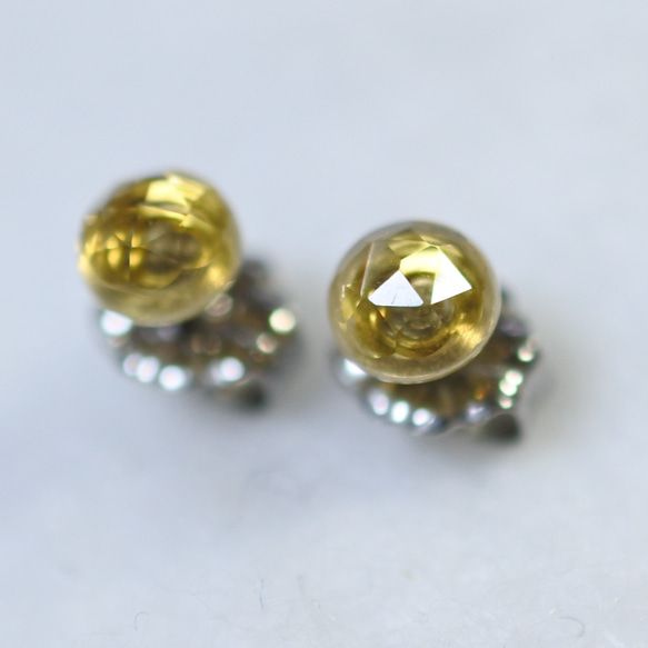 （1 件）黃水晶玫瑰形切割耳環（5 毫米，鈦金屬柱） 第3張的照片