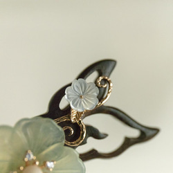 天然石サーペンティンのお花と蝶のかんざし　木製　檀木　黒檀　　簪　髪飾り 2枚目の画像