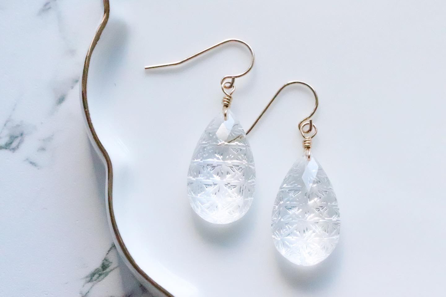 no.3979　水晶　木　メタルビーズ　天然石ピアス/イヤリング メタルリーフと天然石 ロング小枝アクセサリー ピアス