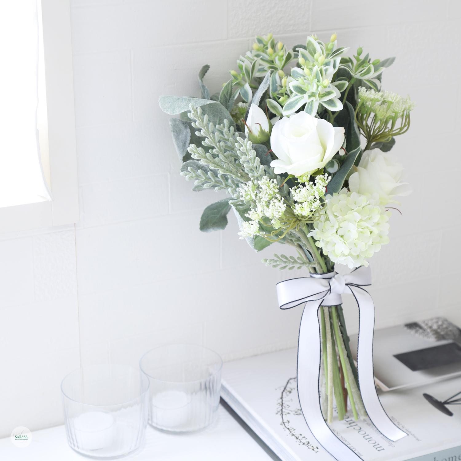 ホワイトローズのナチュラルブーケ