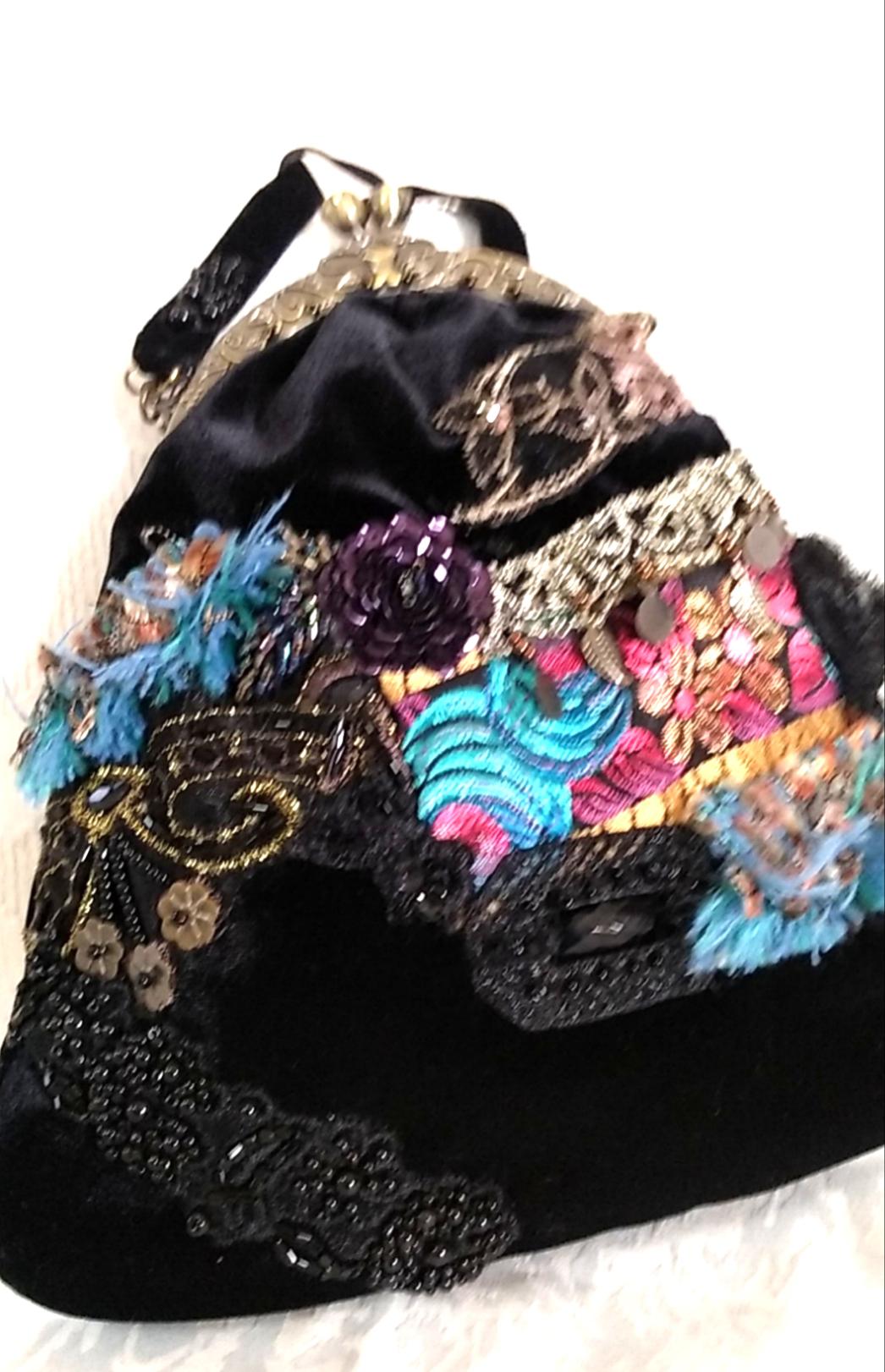 黒ベルベットの 口金付きポシェット