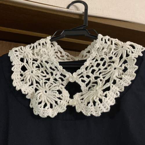 ベージュのレース編みのつけ襟（ボタン×2） その他ファッション nazuna