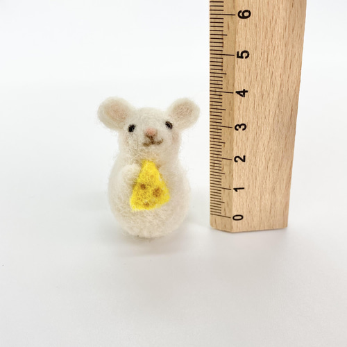 羊毛フェルトの起き上がりこぼし チーズ大好きネズミのチカちゃん 羊毛