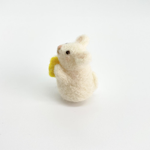 羊毛フェルトの起き上がりこぼし チーズ大好きネズミのチカちゃん 羊毛