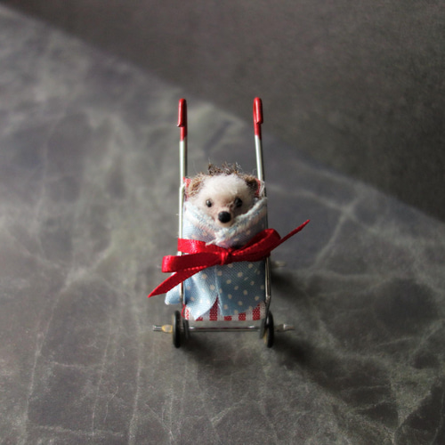 赤ちゃんハリネズミとベビーカー 羊毛フェルト 羊毛フェルト