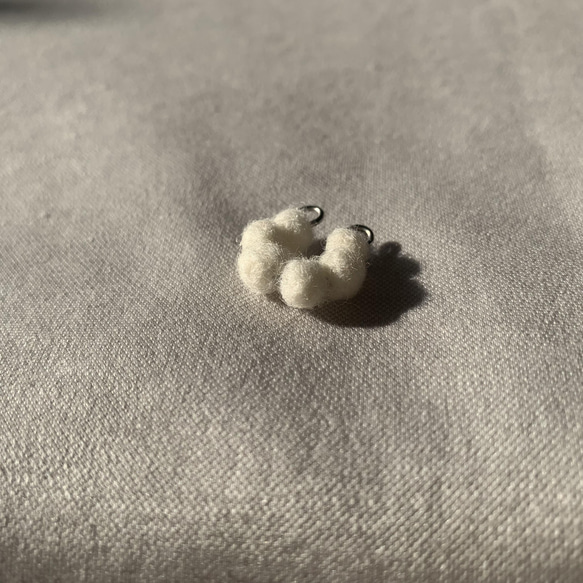 羊毛フェルトのぽんぽんイヤーカフ 白 1枚目の画像