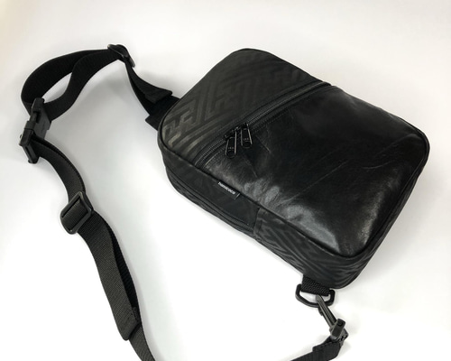 帯バッグリメイク　778番ボディバッグ ✨帯リメイク ボディーバッグ 黒 本革 一点物 ボディバッグ