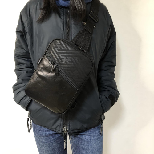 帯バッグリメイク　778番ボディバッグ ✨帯リメイク ボディーバッグ 黒 本革 一点物 ボディバッグ