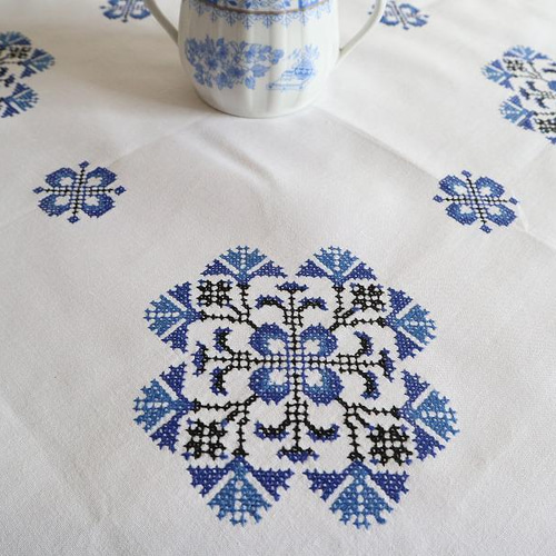 ドイツの手仕事/フォークロアな青x黒のクロスステッチ 手刺繍 生地