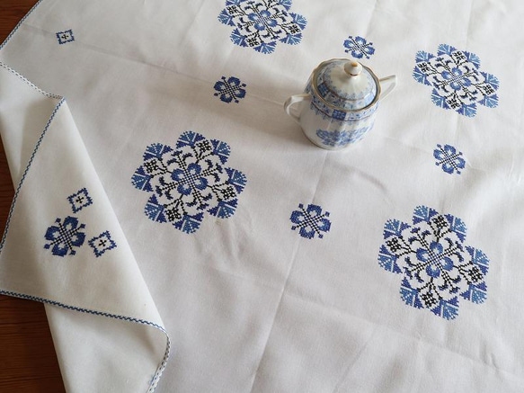 ドイツの手仕事/フォークロアな青x黒のクロスステッチ 手刺繍 生地