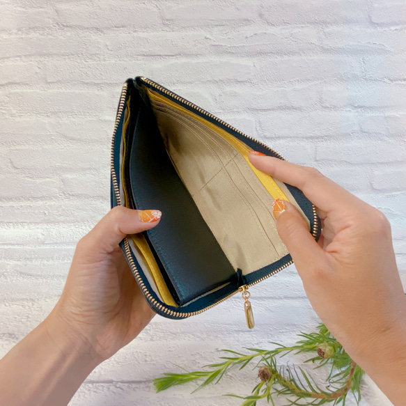 薄くて軽いL字長財布 14枚カードポケット 牛革シュリンク ネイビー（ゴールドファスナー） 4枚目の画像