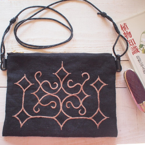 アイヌ文様 両面刺繍 厚地黒リネンに柿渋ムラ染め糸で ポーチ・小さな