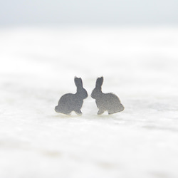 小さなウサギのスタッドピアス ~ silver925 2枚目の画像