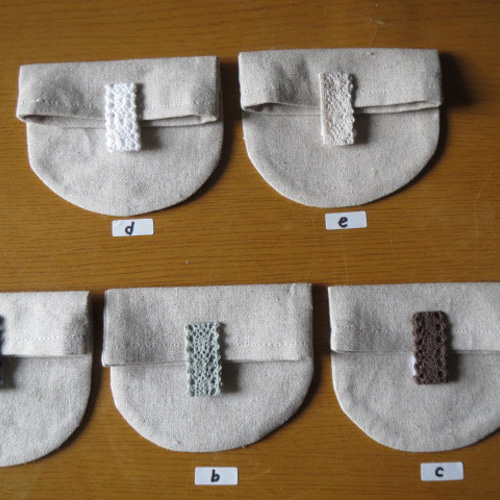 木彫りの小さな楕円ハンドミラー（沈め）☆椿2輪☆材質朴ノ木・ｻｲｽﾞ約