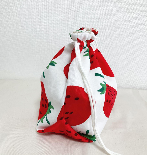 可愛い❤️大きないちごの巾着袋❤️お弁当袋　ランチバッグ　ホワイト 3枚目の画像