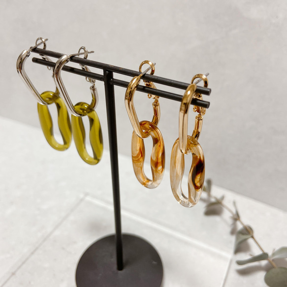 《期間限定20%OFF!  1,880⇒1,504円》olive/brownドイツアクリルとチャンキーフープピアス 2枚目の画像