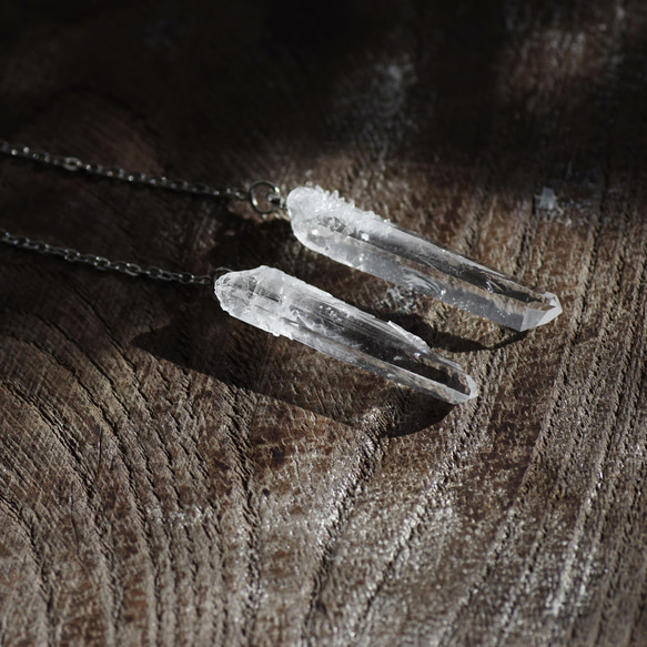 【014 Alive Collection】 水晶 鉱物原石 サージカルステンレス チェーンピアス 天然石 アクセサリー 3枚目の画像