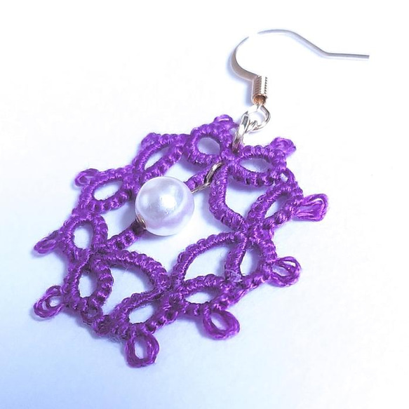 【新作】紫の刺繍糸とパールビーズ＊タティングレースのピアス・イヤリング 4枚目の画像