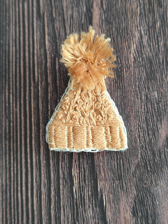 ニット帽の刺繍ブローチ（大） 3枚目の画像