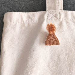 ニット帽の刺繍ブローチ（大） 5枚目の画像