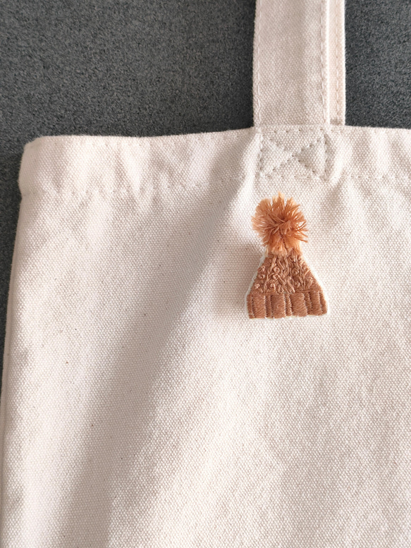 ニット帽の刺繍ブローチ（大） 5枚目の画像