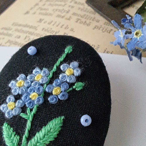 ★新作★ ハンドメイド　刺繍ブローチ　フラワーシャワー 特集掲載】「私を忘れないで」勿忘草 刺繍 ブローチ ブローチ