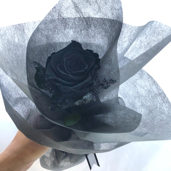 プリザーブドフラワー大輪の黒薔薇一輪花束永遠の愛（花束ラッピング） 1枚目の画像