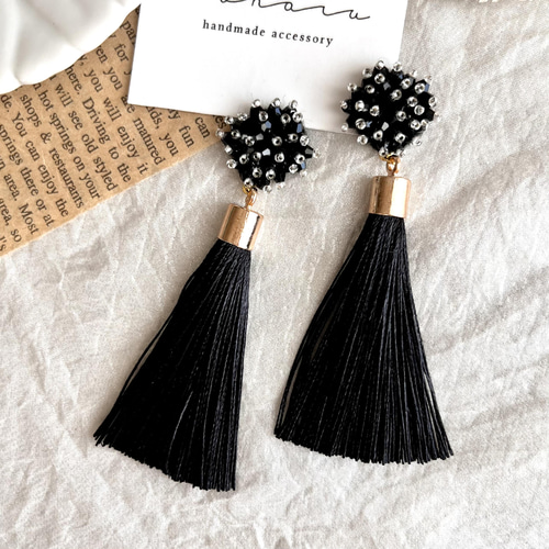 ブラック つぶつぶ ビーズ刺繍×サラサラロングタッセルピアス