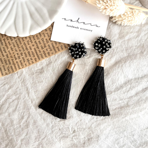 ブラック つぶつぶ ビーズ刺繍×サラサラロングタッセルピアス