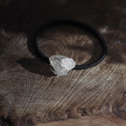 【033 Alive Collection】 水晶 鉱物原石 ヘアゴム 天然石 アクセサリー 3枚目の画像
