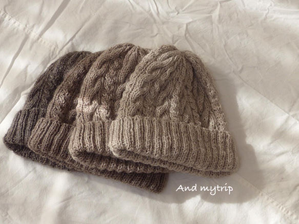 アラン模様のニット帽　～MOKU～　【エクリュ】手編みシンプルで暖かい　シック　スモーキーカラー　And　mytrip　 1枚目の画像