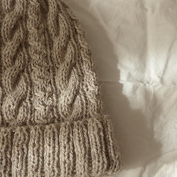 アラン模様のニット帽　～MOKU～　【エクリュ】手編みシンプルで暖かい　シック　スモーキーカラー　And　mytrip　 3枚目の画像