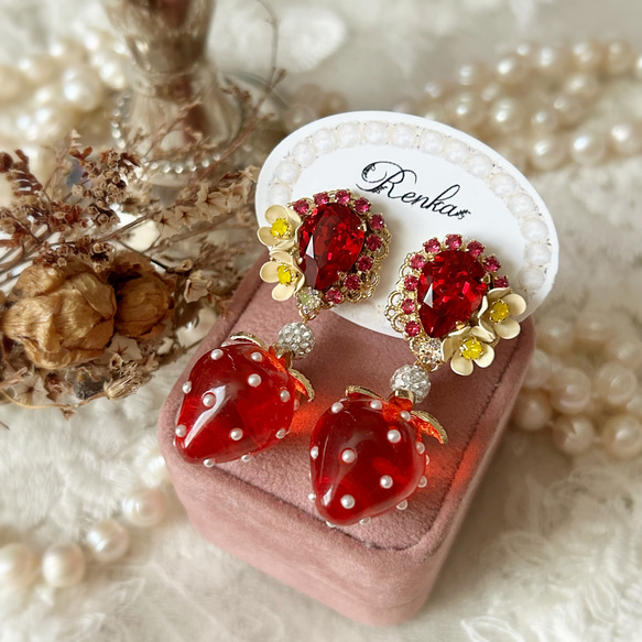 ☆545❤️ いちご　苺ハート　花　ピアス　イヤリング 苺とお花の大ぶりイヤリング【上品・フルーツ・イチゴ・春