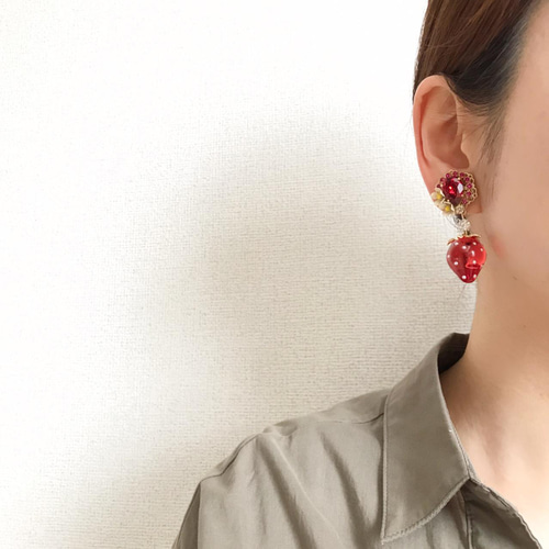 【同梱不可】 苺とお花の大ぶりイヤリング【上品・フルーツ・イチゴ・春 ピアス