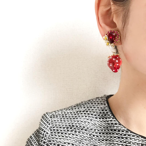 いちごピアス　イヤリング♡ 大人気！ いちご ピアス 🍓イヤリングの通販 by MAPLE_K ｜ラクマ