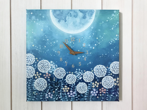 ファブリックアートの掛け時計「青い夜とアリウム」 1枚目の画像