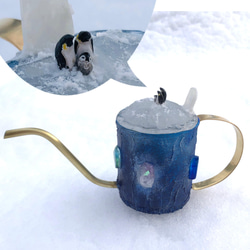 氷みたいなフタ付きジョウロ「ペンギン親子」ガーデニングに、お部屋の中でも使いやすい 1枚目の画像
