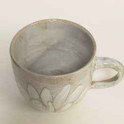 信楽焼のマグカップ(長丸白大花) 2枚目の画像