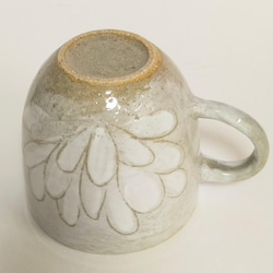 信楽焼のマグカップ(長丸白大花) 4枚目の画像