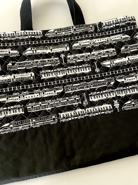 新幹線　キルティングのレッスンバッグ　 オーダー不可　黒　電車　カッコイイ　手提げ　裏地あり　しっかり　厚手 2枚目の画像