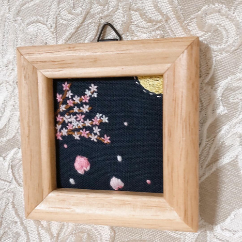 【BOXフレーム付き】羊毛絵画『雪降る夜の窓辺』ハンドメイド　ウール刺繍 羊毛フェルト 刺繍「静寂の湖畔」フレーム ハンドメイド 羊毛