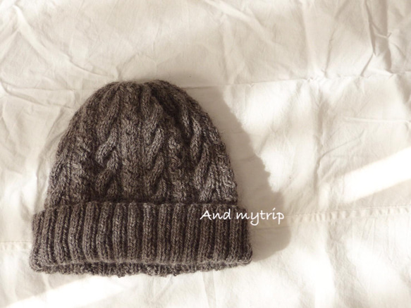アラン模様のニット帽　～MOKU～【ストーングレー】手編みシンプルで暖かいシック　スモーキーカラー　And　mytri 2枚目の画像