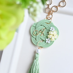 気分が上がるイニシャルバッグチャーム 水引とつまみ細工 春色グリーン