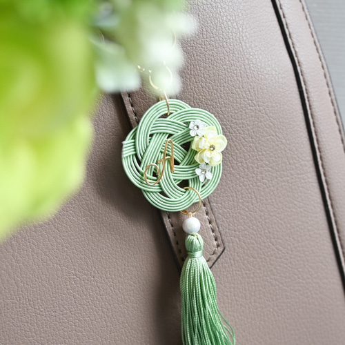 気分が上がるイニシャルバッグチャーム 水引とつまみ細工 春色グリーン
